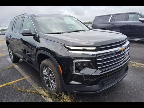 Used 2026 Chevrolet Traverse LT w/ Driver Confidence Package FWD image 2