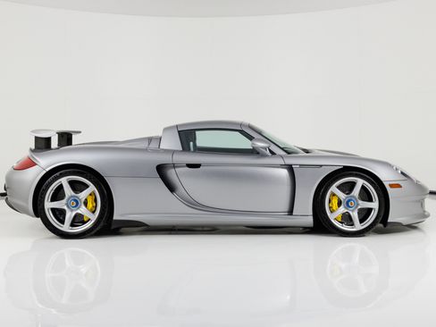 Used 2004 Porsche Carrera GT RWD image 2