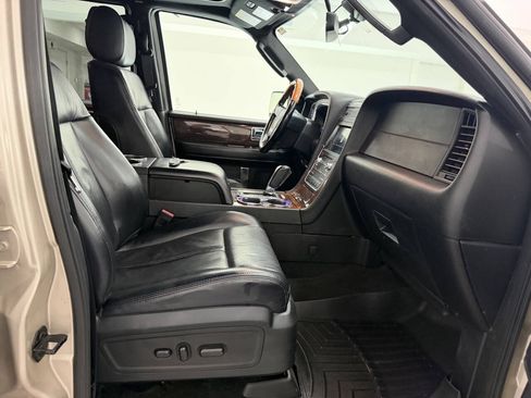 Used 2017 Lincoln Navigator L Select AWD/4WD image 11