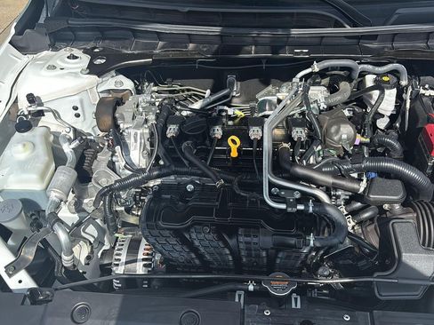Used 2025 Nissan Altima 2.5 SV FWD image 32