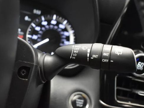 Used 2025 Toyota Highlander LE FWD image 25