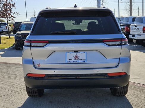 New 2025 Jeep Grand Cherokee Altitude RWD image 4