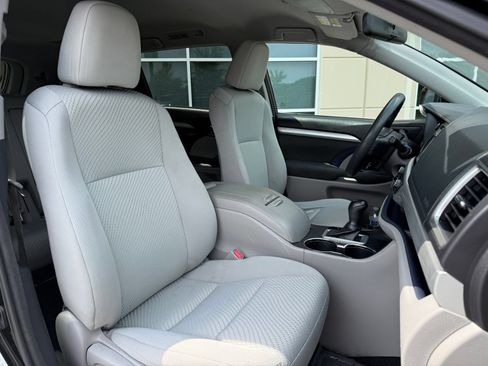 Used 2016 Toyota Highlander LE FWD image 36