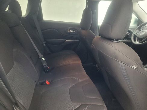 Used 2019 Jeep Cherokee Latitude w/ Popular Appearance Group image 19