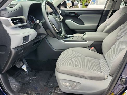 Used 2021 Toyota Highlander LE image 5