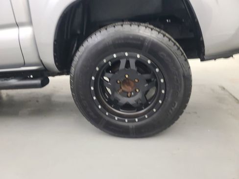 Used 2016 Toyota Tacoma SR image 11