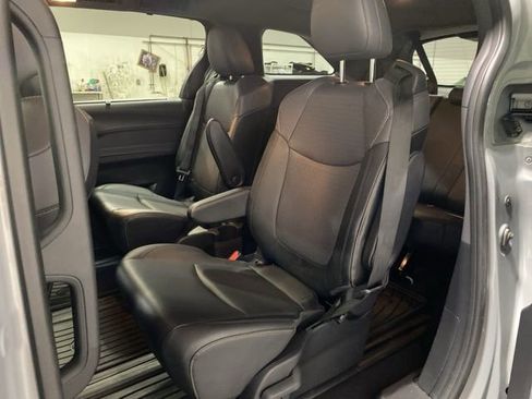 Used 2022 Toyota Sienna XLE Woodland Edition image 24