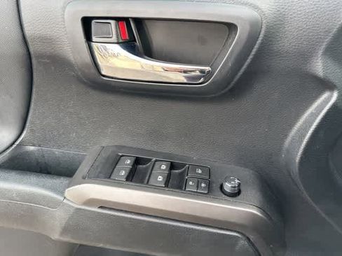 Used 2019 Toyota Tacoma TRD Sport image 11