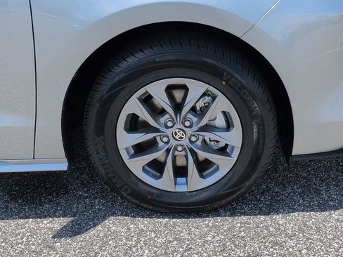 Certified 2025 Toyota Sienna LE FWD image 11