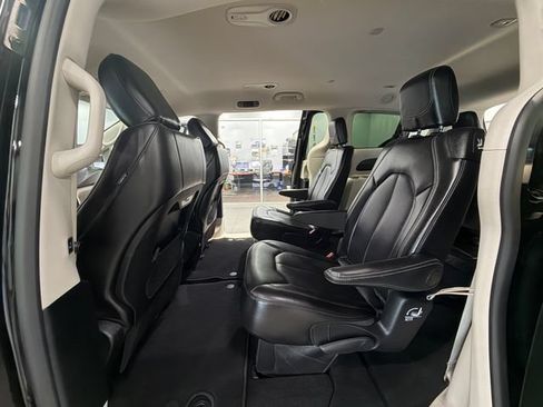 Used 2024 Chrysler Pacifica Touring-L FWD image 11