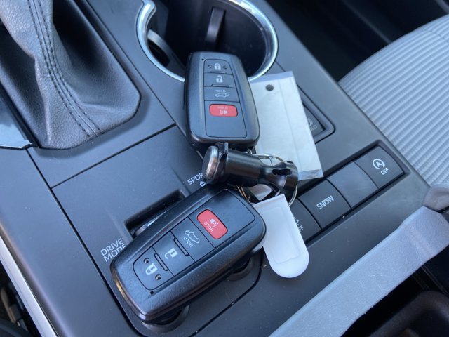 Used 2021 Toyota Highlander LE FWD image 45