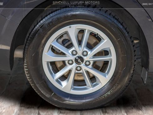 Used 2022 Kia Carnival LX image 34