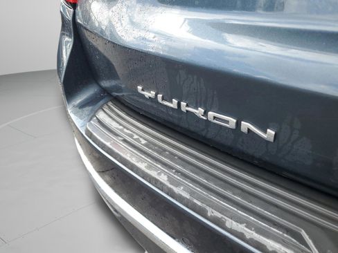 Used 2021 GMC Yukon SLT w/ SLT Premium Package image 9