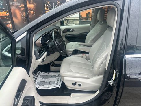 Used 2018 Chrysler Pacifica Touring-L Plus FWD image 8