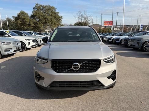 Certified 2025 Volvo XC40 B5 Plus image 8