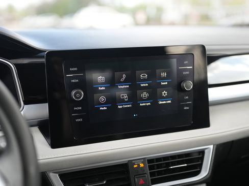 Used 2025 Volkswagen Taos SE w/ Panoramic Sunroof Package image 14