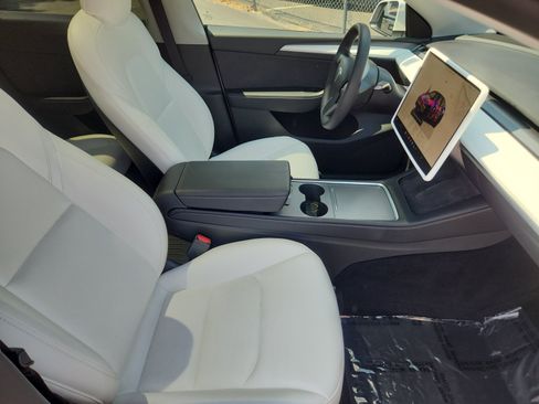 Used 2022 Tesla Model Y Performance AWD/4WD image 19