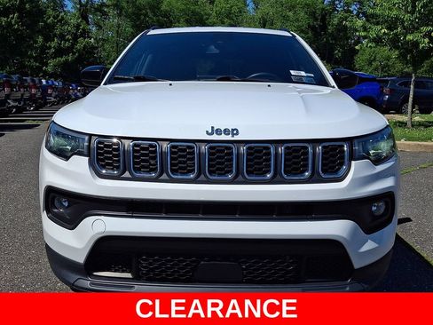 Used 2024 Jeep Compass Latitude AWD/4WD image 2