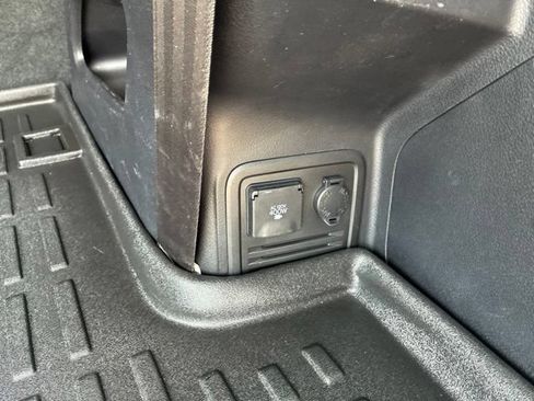 Used 2017 Toyota 4Runner SR5 AWD/4WD image 9