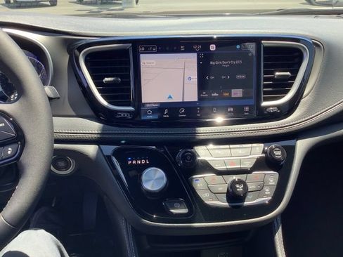 New 2027 Chrysler Pacifica Limited w/ S Appearance Package FWD image 17