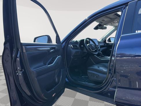 Used 2021 Toyota Highlander Platinum AWD/4WD image 2