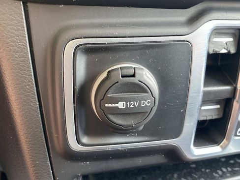 Used 2022 Jeep Wrangler Unlimited Sahara w/ Cold Weather Group AWD/4WD image 31