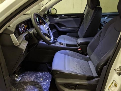 New 2026 Volkswagen Tiguan SE FWD image 11