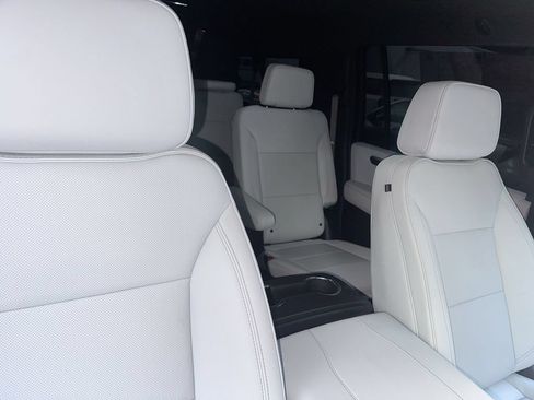 Used 2025 Chevrolet Suburban Premier RWD image 34
