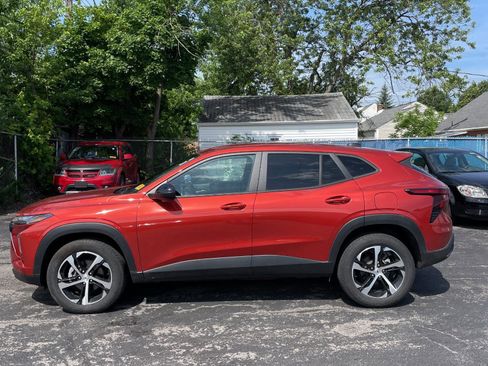 Used 2024 Chevrolet Trax RS w/ Driver Confidence Package FWD image 4