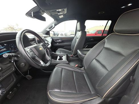 Used 2023 Chevrolet Suburban Premier image 3