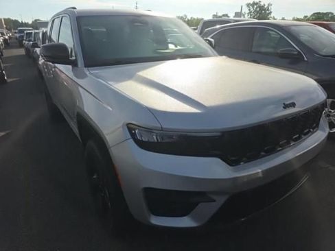 Used 2023 Jeep Grand Cherokee Altitude AWD/4WD image 2