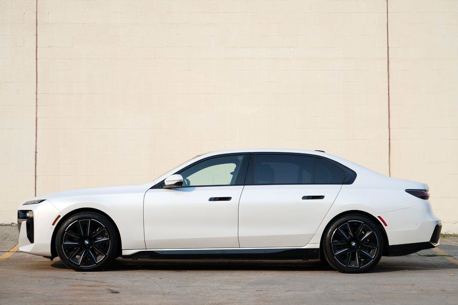 Used 2023 BMW i7 xDrive60 w/ Executive Package 2 AWD/4WD image 9