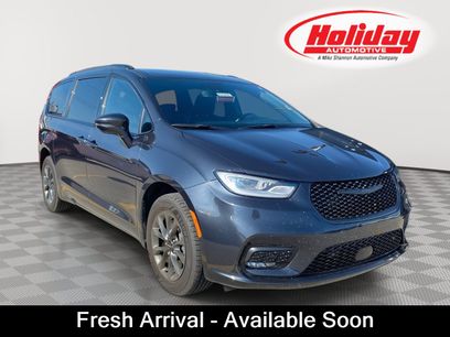 Used 2021 Chrysler Pacifica Limited w/ Uconnect Theater Family Group