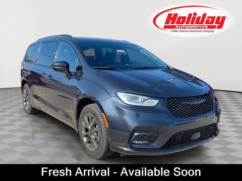 Used 2021 Chrysler Pacifica Limited w/ Uconnect Theater Family Group AWD/4WD image 1