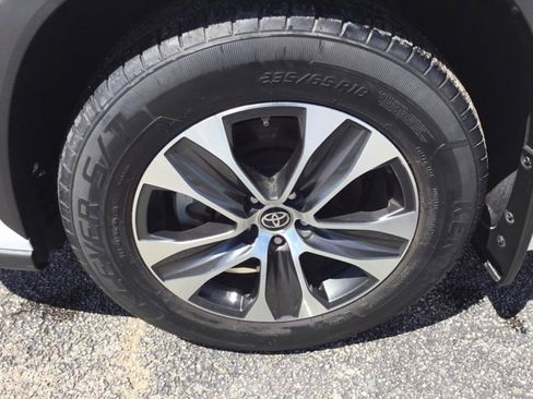 Used 2020 Toyota Highlander XLE FWD image 21