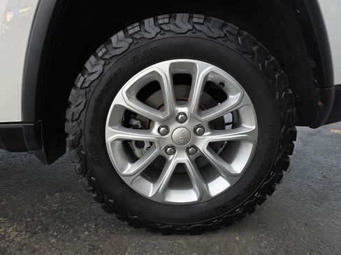 Used 2021 Jeep Grand Cherokee Laredo X AWD/4WD image 6