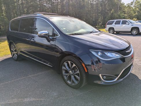 Used 2017 Chrysler Pacifica Limited w/ UConnect Theater Package FWD image 1