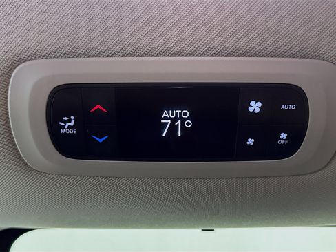 Used 2023 Chrysler Pacifica Touring-L image 23