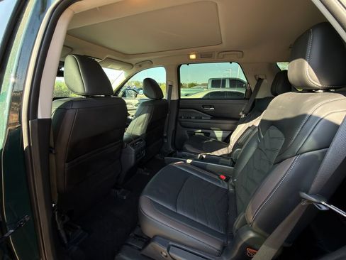 Used 2025 Nissan Pathfinder Platinum FWD image 21