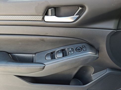 Used 2025 Nissan Altima 2.5 SV FWD image 12