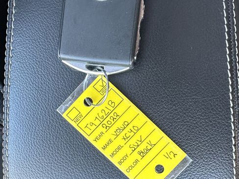 Used 2022 Volvo XC40 T5 Momentum w/ Premium Package image 35