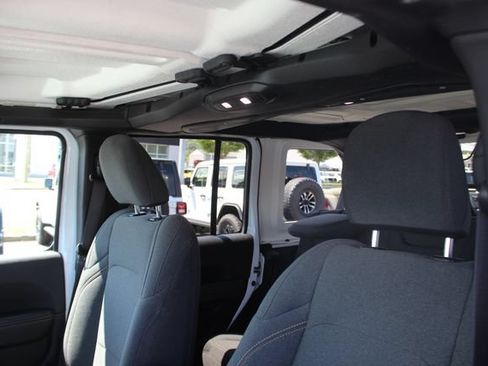 Used 2025 Jeep Wrangler Unlimited Sahara AWD/4WD image 21