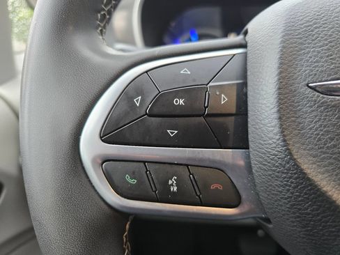 Used 2023 Chrysler Pacifica Touring-L FWD image 23
