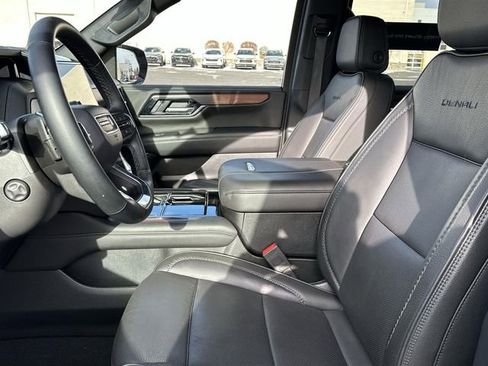 Used 2025 GMC Yukon Denali AWD/4WD image 19