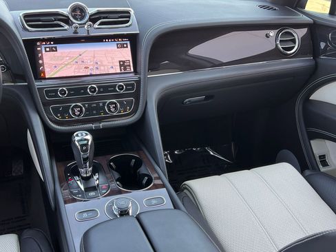 Used 2021 Bentley Bentayga Base image 30