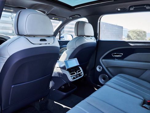 Used 2025 Bentley Bentayga Extended Wheelbase AWD/4WD image 37