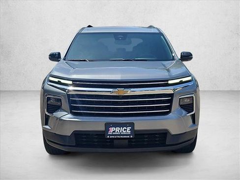 Used 2026 Chevrolet Traverse LT FWD image 2