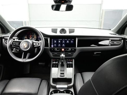 Certified 2025 Porsche Macan AWD/4WD image 18