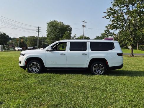 Used 2024 Jeep Wagoneer L Series II w/ Flexible Seating Group AWD/4WD image 10
