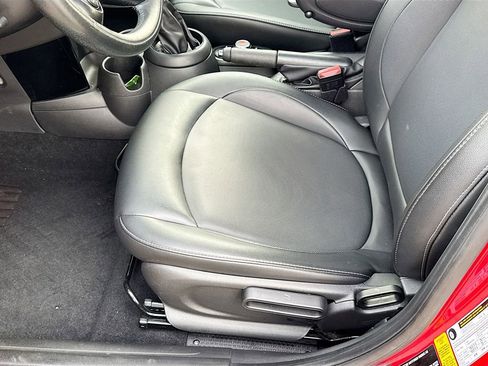 Used 2019 MINI Cooper 4-Door Hardtop w/ Signature Upholstery Package image 24